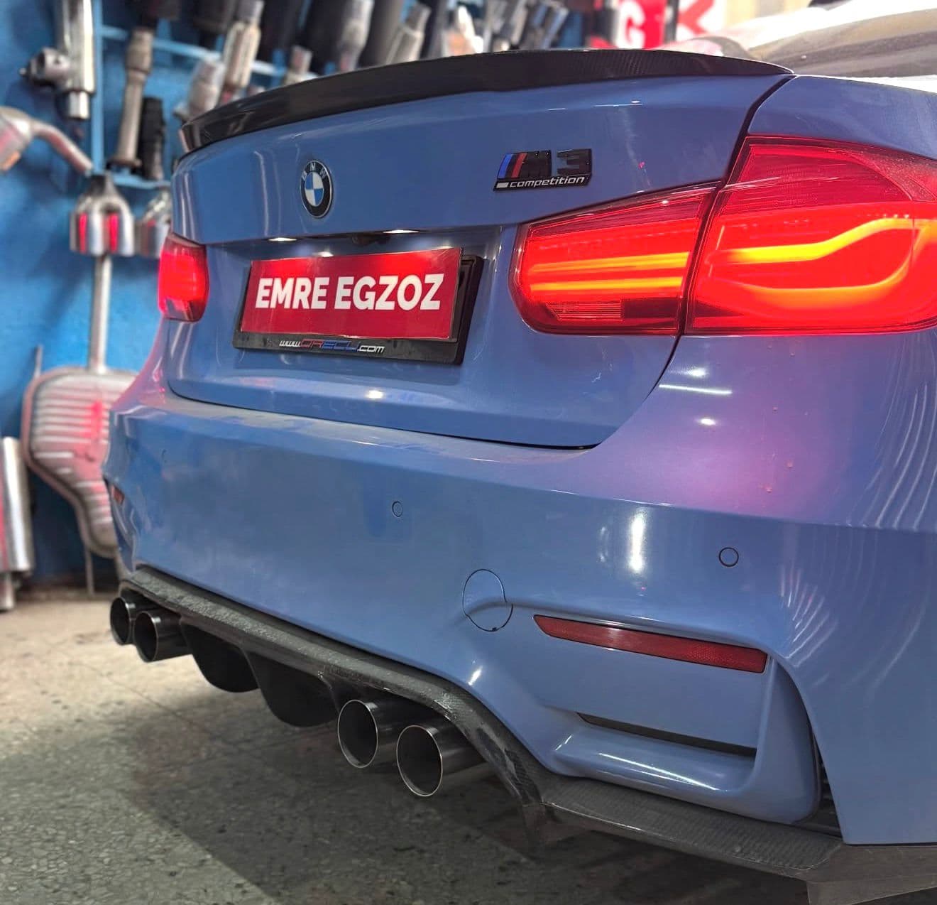 Egzoz değişimi yapılan araç servis içi fotoğraf